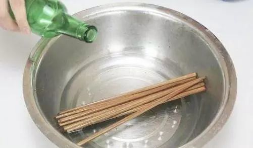 筷子出现霉斑别扔,从家政那学了一个清洁方法,去除霉斑还能用